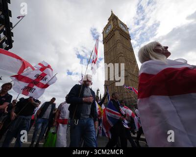 Unisci la protesta del Regno, 13 settembre 2025, Westminster, Londra, Regno Unito. I manifestanti con le bandiere di Union Jack e St George marciano attraverso il centro di Londra passando davanti al Big Ben e alle Houses of Parliament in una protesta organizzata da Tommy Robinson Foto Stock