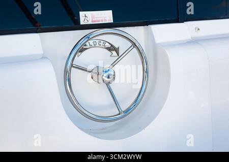 Parte di una porta a tenuta stagna di uno yacht di lusso con maniglia della ruota bloccabile Foto Stock