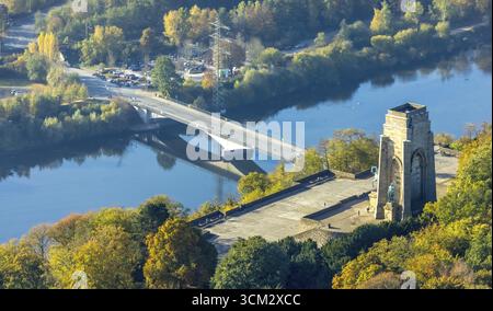 Vista aerea, Hengsteysee, Hohensyburg Kaiser-Wilhelm-Denkmal, foresta autunnale, punto d'incontro per motociclisti sul lago del ponte della Ruhr, Syburg, Dortmund Foto Stock