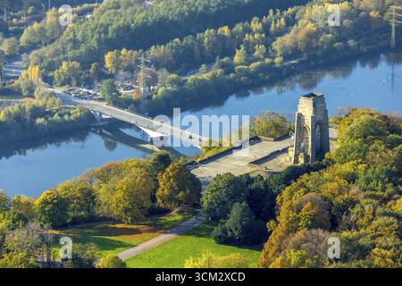Vista aerea, Hengsteysee, Hohensyburg Kaiser-Wilhelm-Denkmal, foresta autunnale, punto d'incontro per motociclisti sul lago del ponte della Ruhr, Syburg, Dortmund Foto Stock