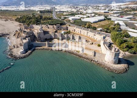 Vista aerea del Castello di Mamure o del Castello di Anamur nella città di Anamur, Turchia Foto Stock