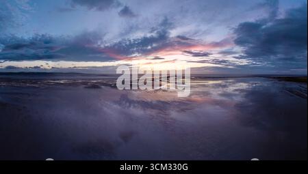 Vista aerea da West Kirby, Wirral, Inghilterra, sulle distese di sabbia verso Hilbre Island al crepuscolo Foto Stock