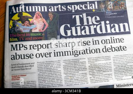 "MPS segnala un forte aumento degli abusi online sul dibattito sull'immigrazione" testata del quotidiano Guardian articolo 25 agosto 2025 Londra Inghilterra Regno Unito Foto Stock
