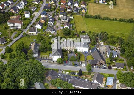 Vista aerea, monastero di Rumbeck e chiesa parrocchiale cattolica di San Nicola, Rumbeck, Arnsberg, Sauerland, Renania settentrionale-Vestfalia, Germania, luogo del worshi Foto Stock