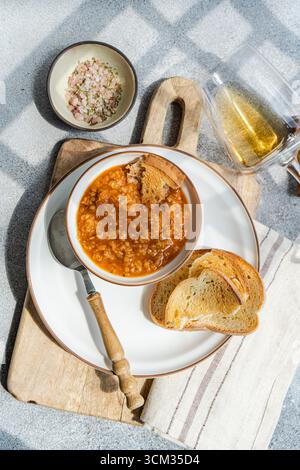 Per la cena vengono serviti falsi tradizionali greci di lenticchie Foto Stock