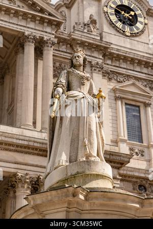Una foto della statua della regina Anna, di fronte alla cattedrale di St. Paul. Foto Stock