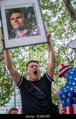Londra, Regno Unito. 13 settembre 2025. Un giovane patriota regge in alto una foto dell'americano di destra assassinato Charlie Kirk durante la manifestazione. Migliaia di sostenitori di Tommy Robinson si sono riuniti nel centro di Londra per l'ultimo raduno di destra che ha chiesto a Downing Street di porre fine all'immigrazione. La protesta Unite the Kingdom dell'attivista di estrema destra Robinson è stata contrastata da una marcia Stand Up to Racism a Whitehall. Credito: SOPA Images Limited/Alamy Live News Foto Stock