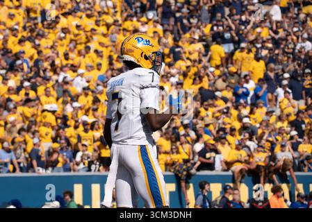 13 settembre 2025, Morgantown, WV, Stati Uniti: 13 settembre, 2025: Duece Spann durante la West Virginia University Mountaineers (WVU) vs University of Pittsburgh Panthers a Morgantown, WV allo Stadio Puskar di Milano. Bradley Martin/Apparent Media Group (Credit Image: © AMG/AMG via ZUMA Press Wire) SOLO PER USO EDITORIALE! Non per USO commerciale! Foto Stock