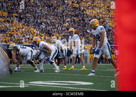 13 settembre 2025, Morgantown, WV, Stati Uniti: 13 settembre, 2025: Eli Hostein durante la West Virginia University Mountaineers (WVU) vs University of Pittsburgh Panthers a Morgantown, WV allo Stadio Puskar di Milano. Bradley Martin/Apparent Media Group (Credit Image: © AMG/AMG via ZUMA Press Wire) SOLO PER USO EDITORIALE! Non per USO commerciale! Foto Stock
