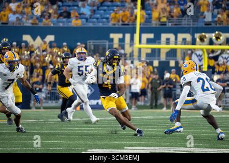 13 settembre 2025, Morgantown, WV, Stati Uniti: 13 settembre, 2025: CAM Vaughn durante la West Virginia University Mountaineers (WVU) vs University of Pittsburgh Panthers a Morgantown, WV al Milan Puskar Stadium. Bradley Martin/Apparent Media Group (Credit Image: © AMG/AMG via ZUMA Press Wire) SOLO PER USO EDITORIALE! Non per USO commerciale! Foto Stock