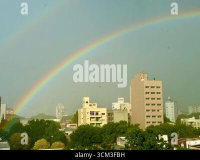 Doppio arcobaleno sugli edifici della città dopo la pioggia, la Plata, Argentina Foto Stock