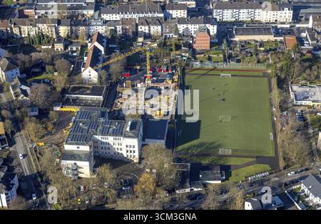 Vista aerea, cantiere per la scuola elementare vicino alla Feldsieper School con tetto solare e campo sportivo nel distretto di Hamme a Bochum, Ruhr Foto Stock