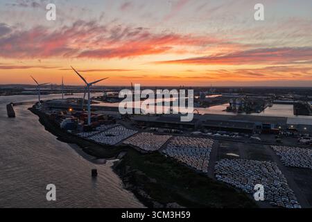 Tilbury, Essex, Regno Unito. 25 maggio 2025. Vedute aeree con droni del porto di Tilbury al tramonto che mostrano aree di stoccaggio dei veicoli, terminali di container. Foto Stock