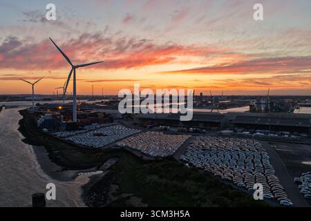 Tilbury, Essex, Regno Unito. 25 maggio 2025. Vedute aeree con droni del porto di Tilbury al tramonto che mostrano aree di stoccaggio dei veicoli, terminali di container. Foto Stock