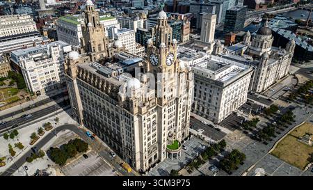 Vista aerea del Royal Liver Building con i suoi orologi iconici, circondato da altri edifici storici e moderni e da un lungomare. Foto Stock