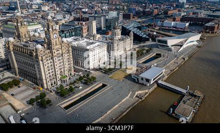 Vista aerea del lungomare di Liverpool, caratterizzato da iconici edifici storici come il Royal Liver Building e l'architettura moderna. Foto Stock