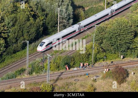Dpatop - 14 settembre 2025, bassa Sassonia, Lehrte: I dipendenti della Deutsche Bahn lavorano vicino a una scatola di segnalazione dopo un incendio su una linea ferroviaria come un lento, ritardato treno ICE della Deutsche Bahn da Berlino ad Hannover. A seguito di un incendio a una segnaletica, ci saranno ritardi e cancellazioni sull'importante rotta tra Hannover e Berlino fino a lunedì, secondo Deutsche Bahn. Sabato, una scatola fusibili in una scatola di segnalazione a Lehrte, nella regione di Hannover, ha preso fuoco. Foto: Julian Stratenschulte/dpa Foto Stock