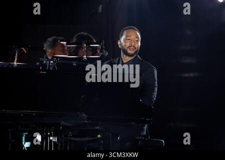 Città del Vaticano, Vaticano. 13 settembre 2025. John Legend si esibisce sul palco durante l'evento "Grace for the World" in Piazza San Pietro a città del Vaticano, in Vaticano, il 13 settembre 2025. Credito: SOPA Images Limited/Alamy Live News Foto Stock