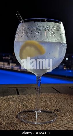 Rum scuro, cola, ghiaccio, cuneo, paglia Foto Stock