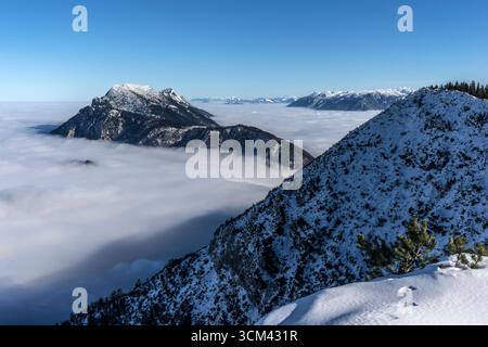 Vista dell'Hochstaufen dal Großer Kienberg, dalle Alpi Chiemgau, dalla Baviera, dalla Germania Foto Stock