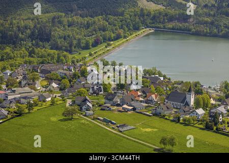 Vista aerea, la diga di Sorpe, la chiesa cattolica di Sant'Antonio e la vecchia cappella Langscheid di Sant'Antonio. Antonius a Langscheid am Sorpesee, Langscheid, Sund Foto Stock