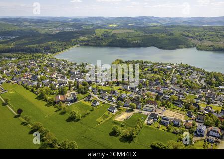 Vista aerea, la diga di Sorpe, la chiesa cattolica di Sant'Antonio e la vecchia cappella Langscheid di Sant'Antonio. Antonius a Langscheid am Sorpesee, Langscheid, Sund Foto Stock