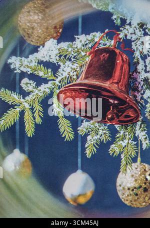 Vecchio biglietto di auguri di Natale. Campana nel ramo dell'albero di Natale Foto Stock