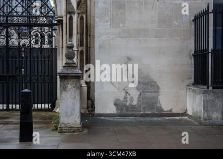 Londra, Regno Unito. 13 settembre 2025. I graffiti di Banksy sono ancora sul muro della Royal Courts of Justice di Londra. Pochi giorni dopo che il nuovo murale di Banksy apparve sul muro della Royal Courts of Justice di Londra fu parzialmente lavato via. Da allora, i turisti e la gente del posto visitano il luogo per scattare qualche foto. (Immagine di credito: © Krisztian Elek/SOPA Images via ZUMA Press Wire) SOLO PER USO EDITORIALE! Non per USO commerciale! Foto Stock