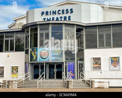 Torquay, Devon, Inghilterra, Regno Unito - 23 aprile 2025: Vista frontale esterna del Princess Theatre sul lungomare di Torquay. Foto Stock