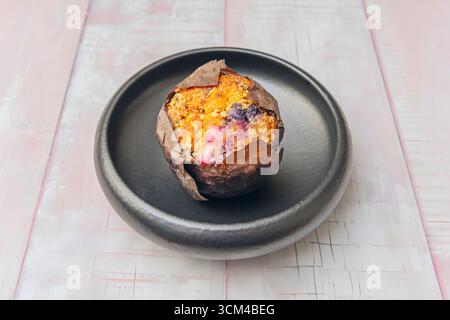 Muffin alla mela caramellata con frutta caramellata, presentati su un piatto in porcellana francese stile Limoges con eleganti rilievi Foto Stock