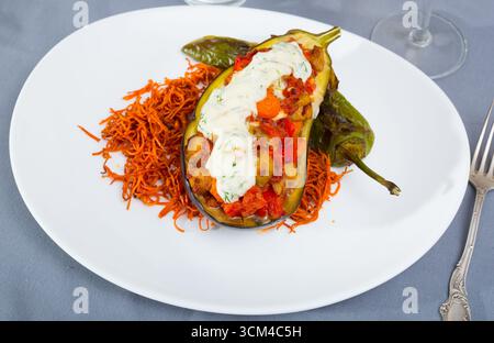 Melanzane al forno con verdure e tzatziki Foto Stock