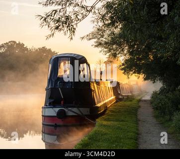 Tixall ormeggio nella mattina nebbiosa sullo Staffordshire e Worcestershire Canal Foto Stock