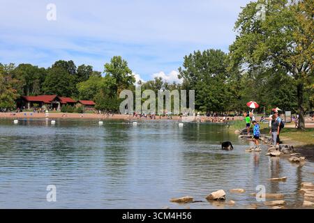Manlius, NY, USA - 1 settembre 2025 - nuotatori che si godono gli ultimi giorni d'estate al Green Lakes State Park nella parte settentrionale dello stato di New York Foto Stock
