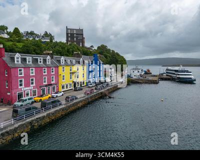 Vista aerea della nave da crociera MV Lord of the Highlands (Thurgau Travel) al molo Tobermory con case colorate lungo il porto, Tobermory, Foto Stock