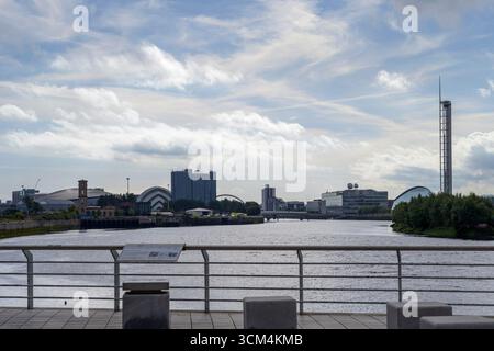 Vista verso est lungo il fiume Clyde fino allo skyline di Glasgow, Scozia, Regno Unito Foto Stock
