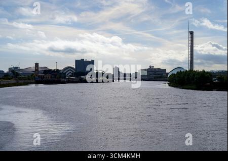 Vista verso est lungo il fiume Clyde fino allo skyline di Glasgow, Scozia, Regno Unito Foto Stock