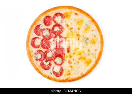Pizza a metà peperoni e a metà quattro formaggi con mozzarella, formaggio blu e crosta dorata su sfondo bianco Foto Stock