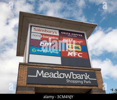 Cartello del parco al dettaglio presso il Meadowbank Shopping Park, Edimburgo – elenco Sainsbury's, Costa, KFC, Lidl, Buzz Bingo, Home Bargains, B&M e The Gym Group. Foto Stock