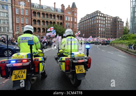 Londra, Regno Unito. 13 settembre 2025. LONDRA, INGHILTERRA - 13 SETTEMBRE: Manifestazione "Unite il Regno" organizzata dall'attivista Tommy Robinson (noto anche come Stephen Yaxley-Lennon) che ha attraversato Parliament Square, nel centro di Londra, dove più di 100.000 protestarono contro le politiche di immigrazione del governo britannico. 13 settembre 2025 a Londra, Inghilterra.CAP/AOU © AOU/Capital Pictures Credit: Capital Pictures/Alamy Live News Foto Stock