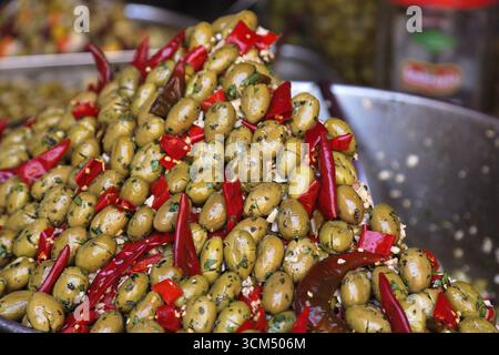 Olive offerti sul mercato del pesce, Catania, Sicilia, Italia Foto Stock