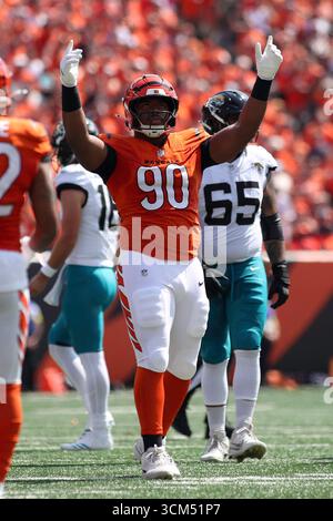 Cincinnati, Ohio, Stati Uniti. 14 settembre 2025. I Cincinnati Bengals DE Emmanuel Ogbah si mossero alla folla durante LA seconda SETTIMANA della stagione regolare tra i Cincinnati Bengals e i Jacksonville Jaguars a Cincinnati, Ohio. Kevin Schultz/CSM/Alamy Live News Foto Stock
