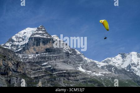 Parapendio sulla Jungfraujoch e sulla cima della Jungfrau, Mürren, Lauterbrunnen, Oberland Bernese, Svizzera Foto Stock