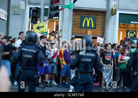 Madrid, Spagna. 15 agosto 2025. Madrid (Spagna), 14/09/2025 - la polizia sommossa spagnola si è scontrata con i manifestanti filo-palestinesi dopo che la fase finale di la Vuelta a España è stata cancellata a Madrid. Gli agenti hanno rimosso i manifestanti dal percorso di gara, portando a scene tese vicino al traguardo. Crediti: CORDON PRESS/Alamy Live News Foto Stock