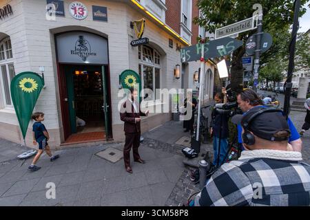 Felix Banaszak vor der Wahlparty der Grünen in Bonn im ARD-Live-Interview Felix Banaszak, Bundestagsabgeordneter von Bündnis 90/Die Grünen, steht am 14. Settembre 2025 vor der Wahlparty Seiner Partei a Bonn und gibt der ARD ein Live-Interview zur Kommunalwahl a Nordrhein-Westfalen. Bonn Altstadt Nordrhein-Westfalen Deutschland *** Felix Banaszak prima del partito dei Verdi a Bonn in un'intervista dal vivo ARD Felix Banaszak, membro del Bundestag per Bündnis 90 die Grünen, si trova di fronte al suo partito elettorale a Bonn il 14 settembre 2025 e dà un'intervista in diretta ad ARD circa il Th Foto Stock