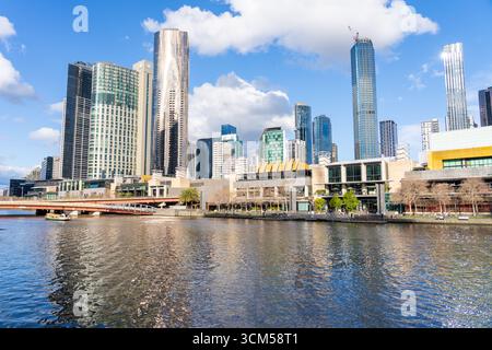 Paesaggio urbano sul lungomare di Melbourne vicino al fiume Yarra a South Wharf a Melbourne, Australia. Foto Stock