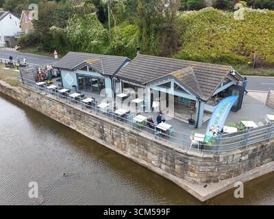 Vista aerea di Sandsend e del caffè sul lungomare Tides Whitby. Costa del North yorkshire Foto Stock