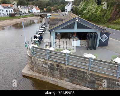 Vista aerea di Sandsend e del caffè sul lungomare Tides Whitby. Costa del North yorkshire Foto Stock