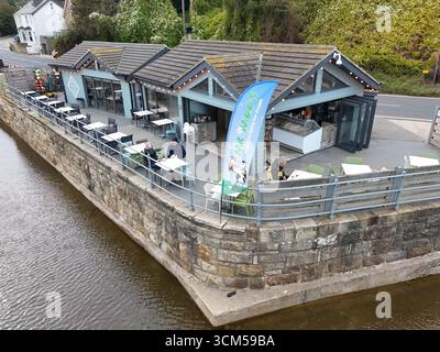 Vista aerea di Sandsend e del caffè sul lungomare Tides Whitby. Costa del North yorkshire Foto Stock