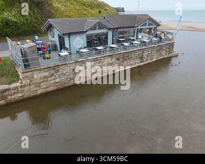 Vista aerea di Sandsend e del caffè sul lungomare Tides Whitby. Costa del North yorkshire Foto Stock