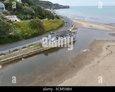 Vista aerea di Sandsend e del caffè sul lungomare Tides Whitby. Costa del North yorkshire Foto Stock
